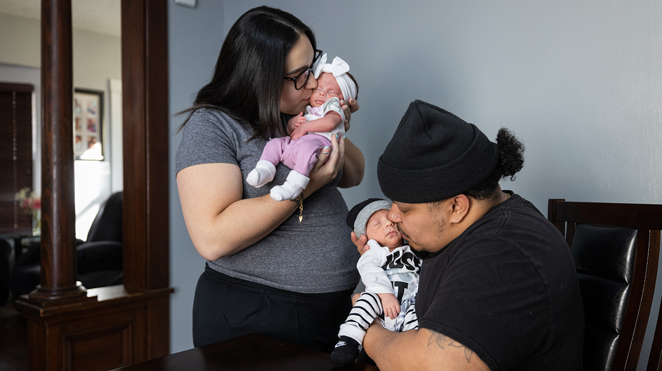 Jeanette and fiancé Daniel give their twin babies a kiss. 