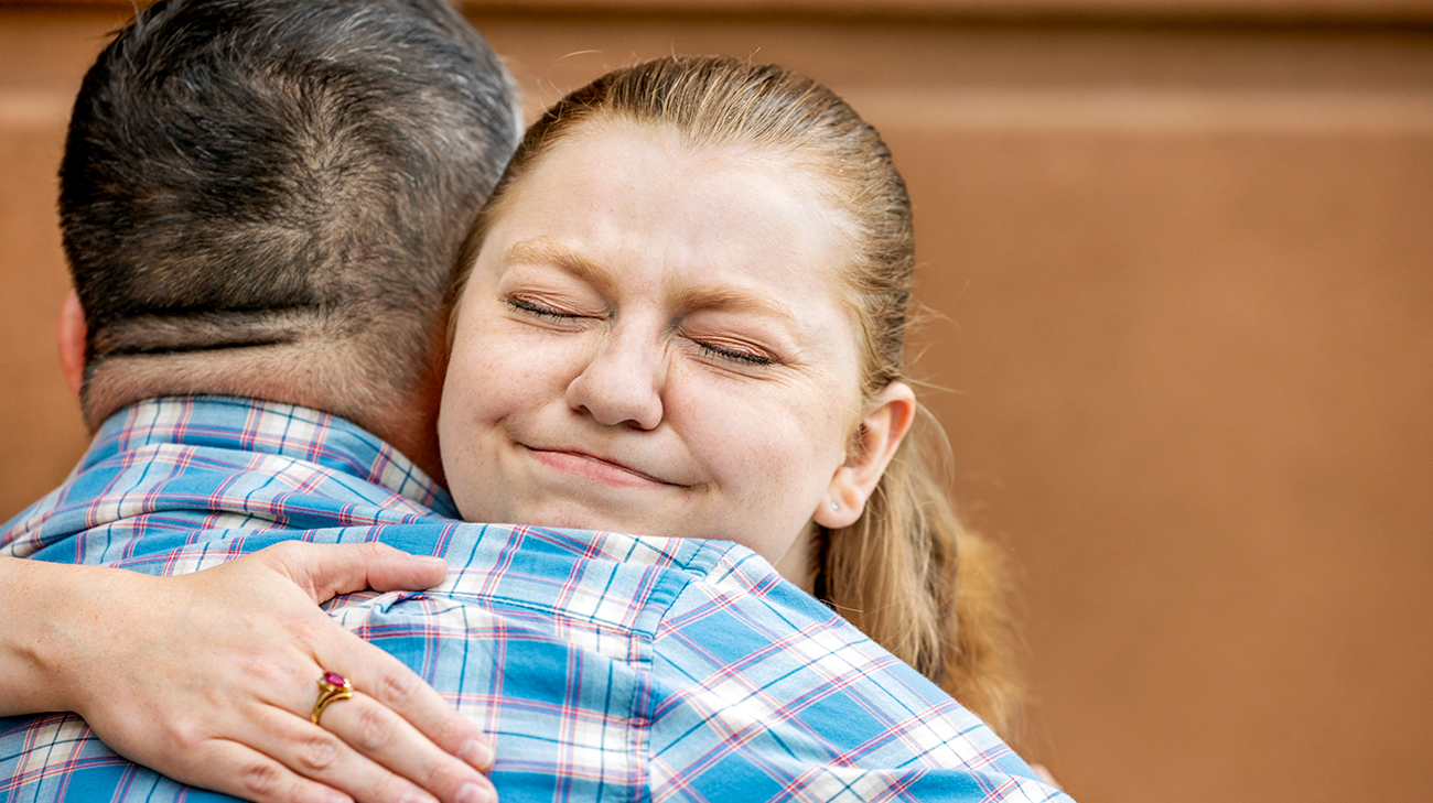 Katherine hugging her organ donor's father. 