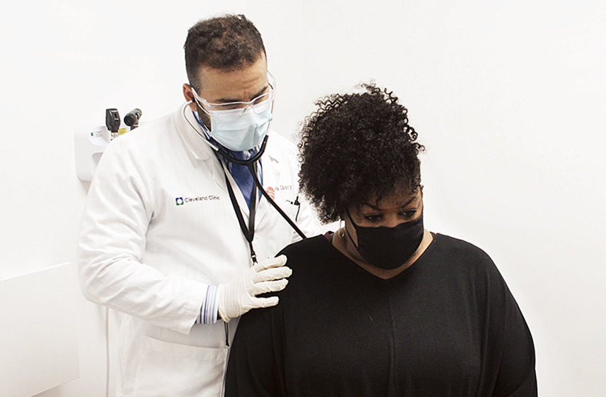 Cleveland Clinic doctor using a stethoscope to check a patient.