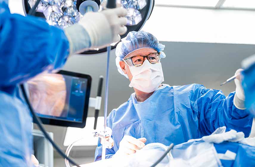 Surgeons in an operating room performing surgery | Cleveland Clinic