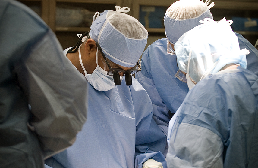 Surgeons performing lung surgery | Cleveland Clinic
