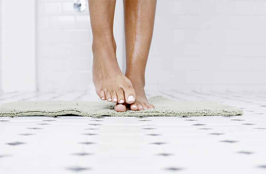 Woman crossing her feet with anxious or nervous behavior.