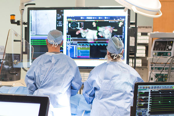 Cleveland Clinic doctors using cardiovascular technology during a surgery.