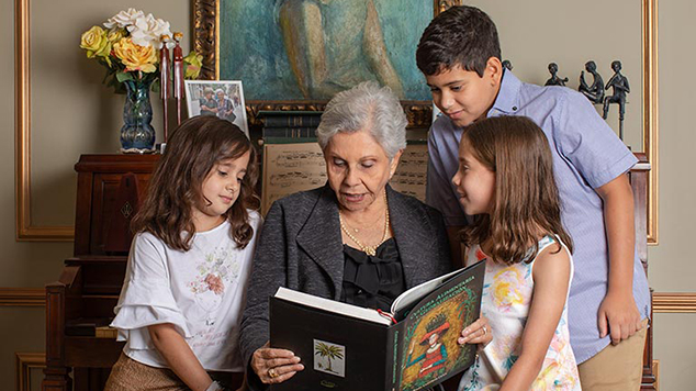 Maruja Arosemena de Feliu reading to her grandchildren