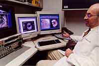   Le Dr Nissen examine une IVUS