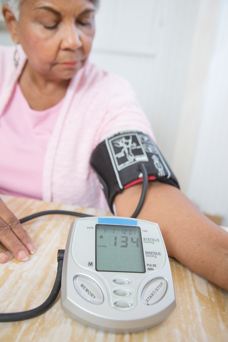 A woman checks her blood pressure to figure out her pulse pressure