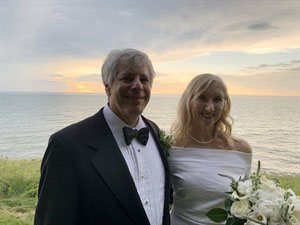 Rev. Lynch and her husband Mitch Olman on their wedding day | Cleveland Clinic