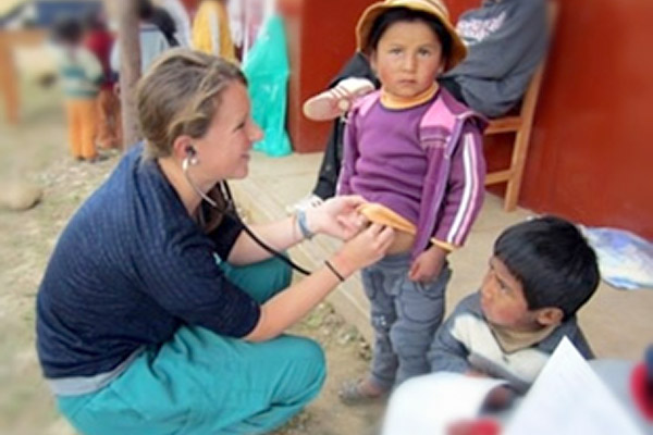 A Cleveland Clinic Lerner College of Medicine student treats children as part of the Peru Outreach Program.