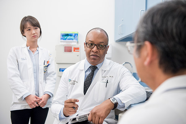 Dr. Wint discusses management of a cognitive disorder with a Cleveland Clinic Nevada patient.