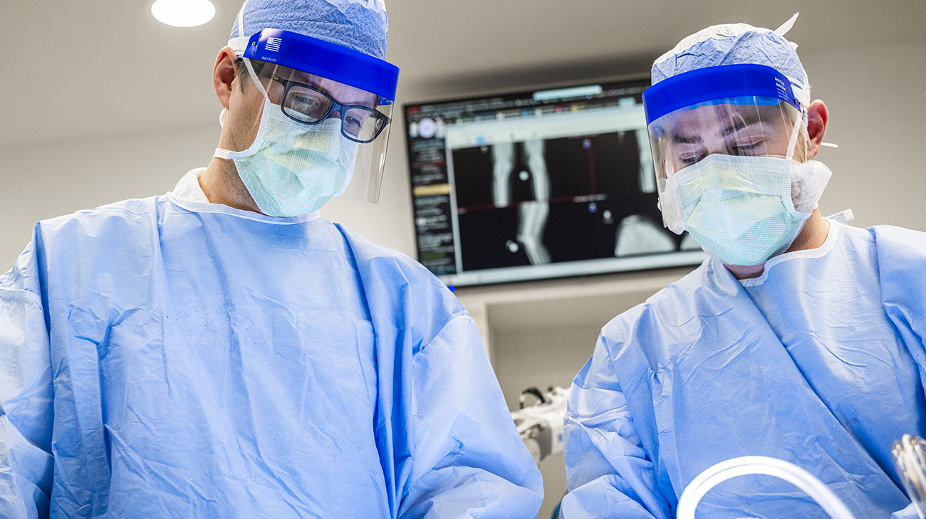 Orthopaedic surgeon Dr. Nicolas Piuzzi and team performing a knee replacement surgery at Cleveland Clinic.