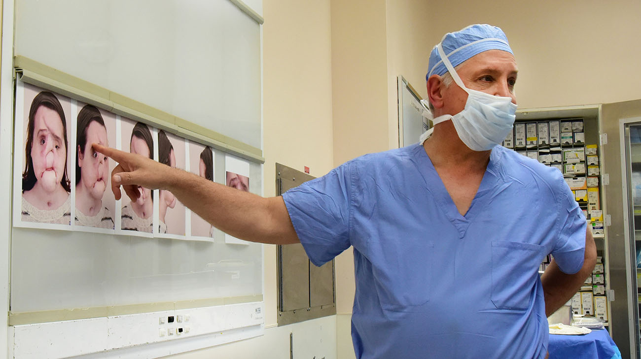 Dr. Frank Papay reviews Katie’s preoperative photos in the operating room at Cleveland Clinic. (Courtesy: Cleveland Clinic)