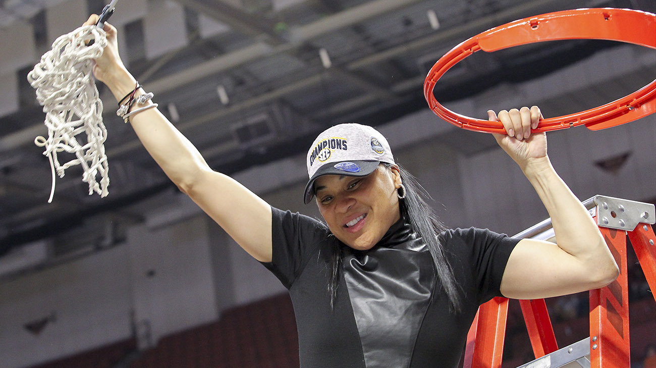 South Carolina's Dawn Staley Wants to Be 'A Beacon of Hope for Other Black  Coaches