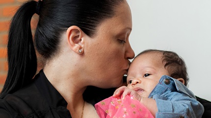 Ada Williams kisses her baby girl, Reighn. (Courtesy: Cleveland Clinic)