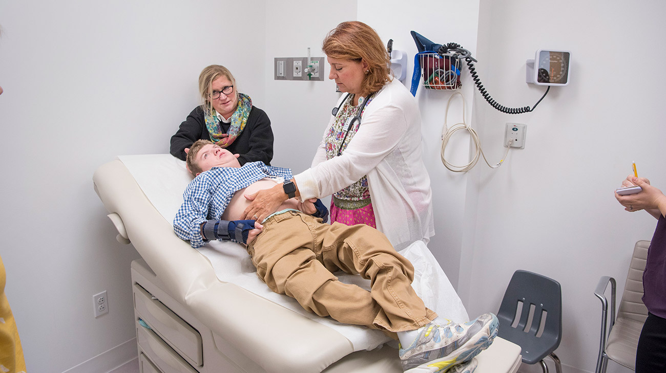 Nurse practitioner Julie Corder examines Thomas. (Courtesy: Cleveland Clinic)