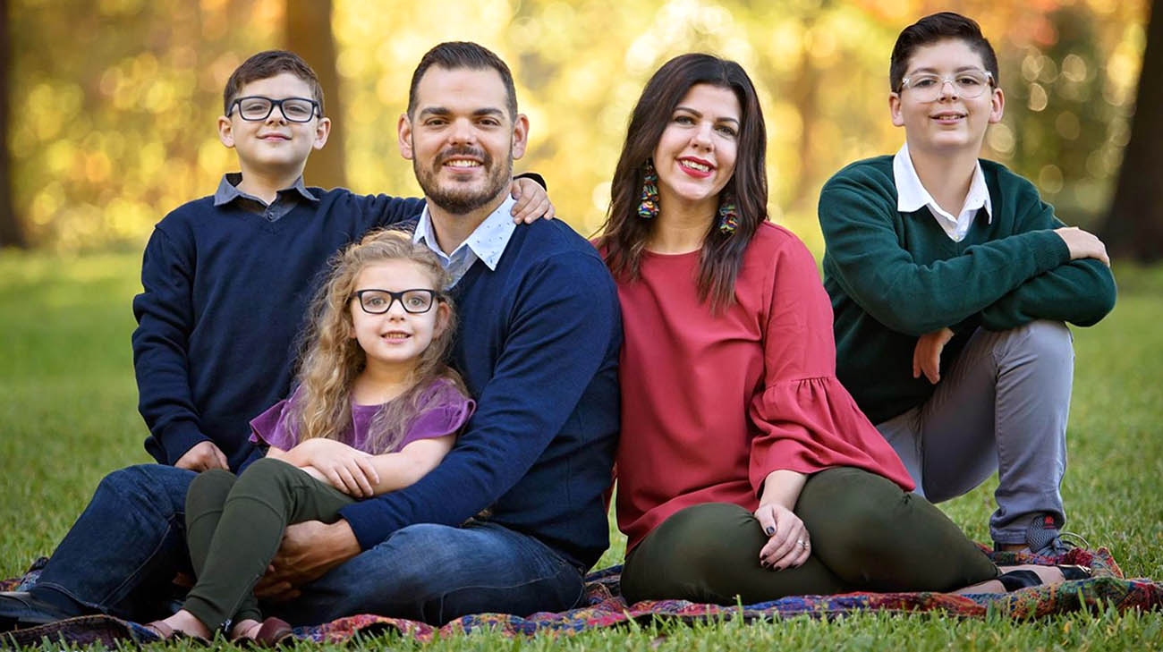 (left to right) Carter, Lucy's younger brother, Lucy, Cory, Lucy's father, Adrienne, Lucy's mother, Avery, Lucy's older brother. (Courtesy: Cindy Arthur Photography)