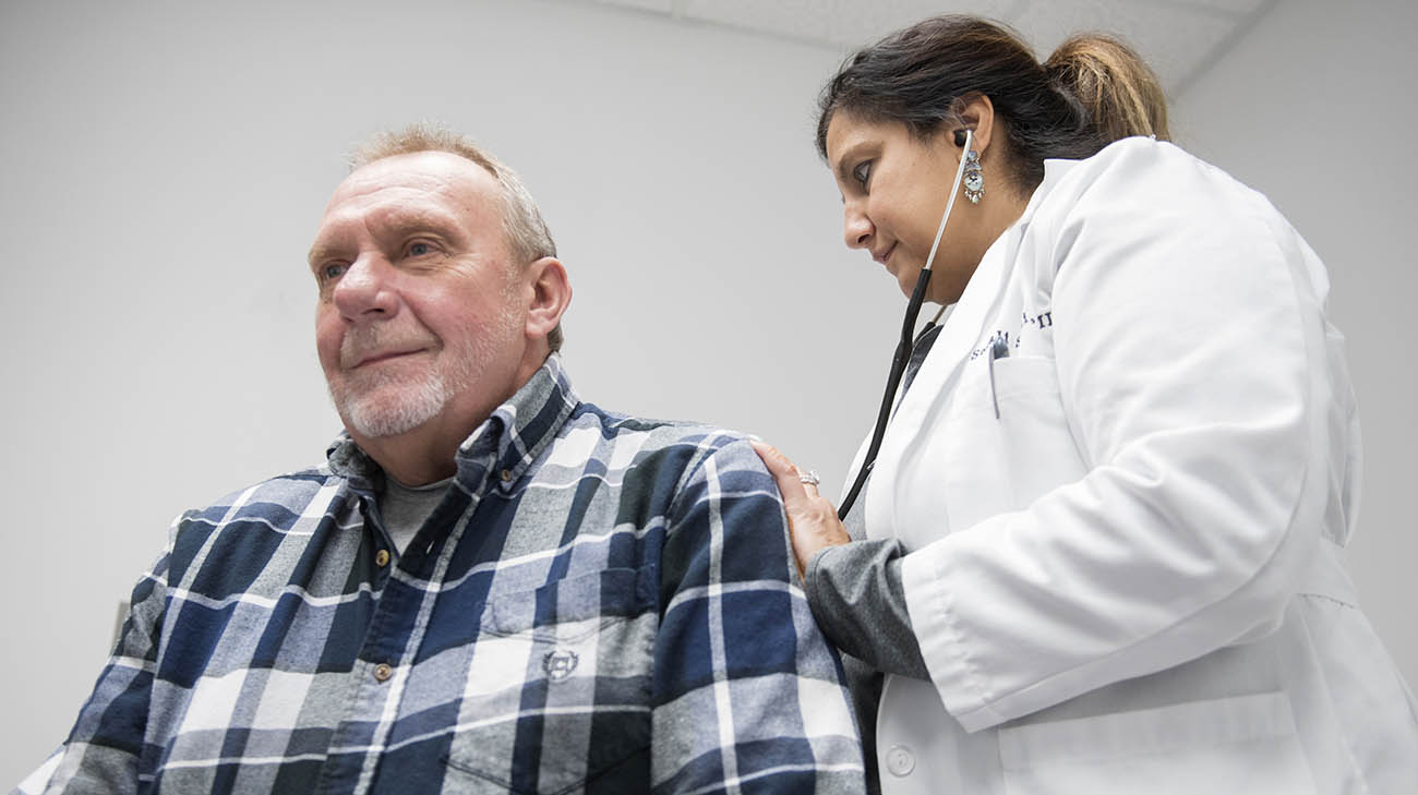 Keith Medovich during an appointment with Cleveland Clinic pulmonologist Dr. Sonali Sethi.