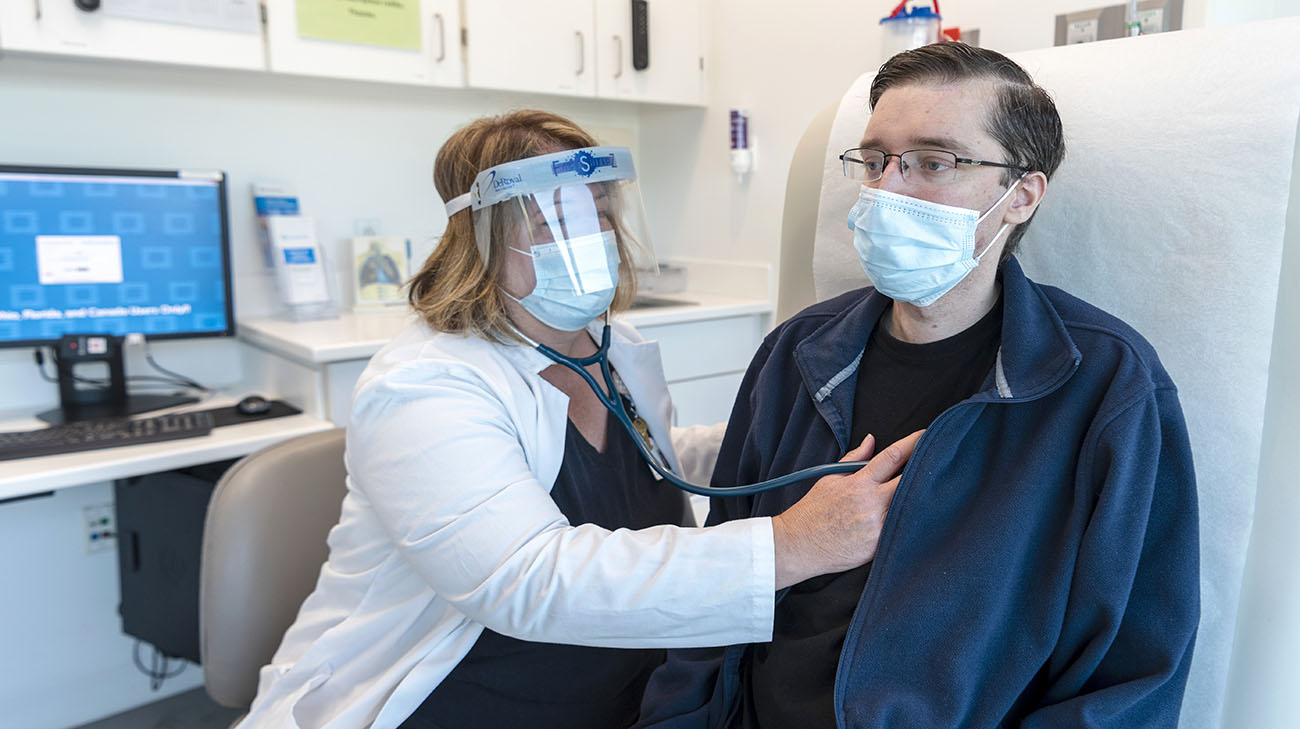 Nurse Practioner Carol Wegus listens to Kurt's lungs after his double-lung transplant. (Courtesy: Cleveland Clinic)