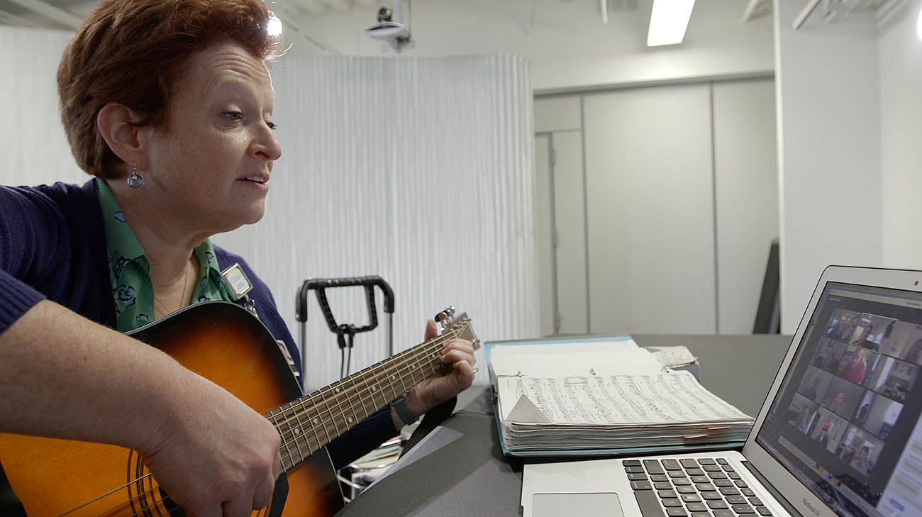 Dr. Becky Wellman during a music therapy session with patients from Cleveland Clinic Lou Ruvo Center for Brain Health. 