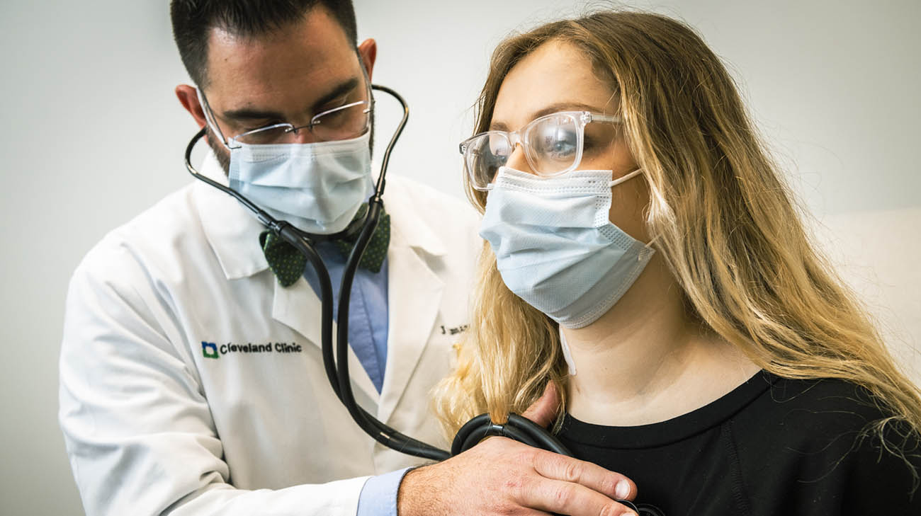 Cleveland Clinic cardiologist Dr. Emanuel Finet and Kimberly Woods during a follow-up appointment. 