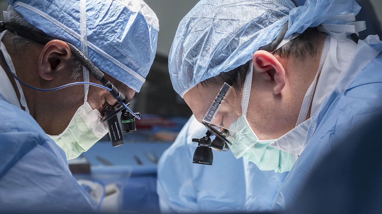 Dr. Vankatesh Krishnamurthi and Dr. Alvin Wee performing surgery at Cleveland Clinic. 