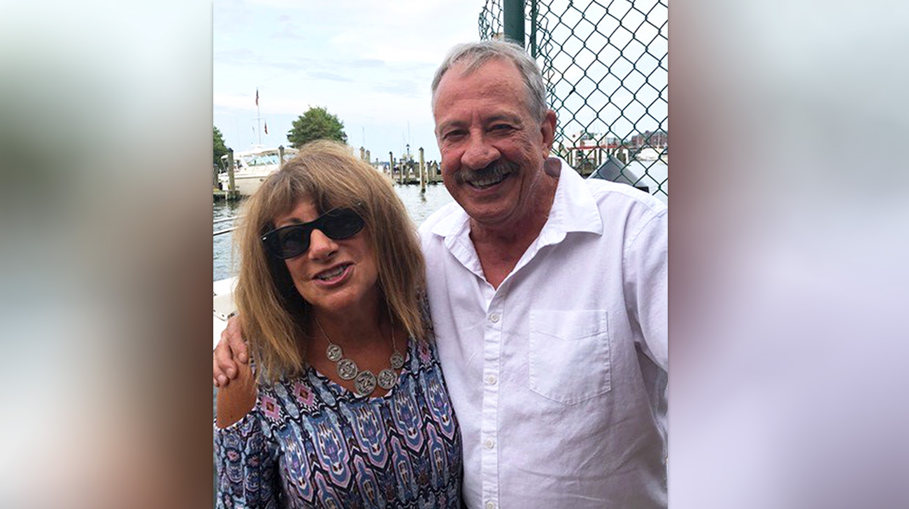 Jan Scruggs with his wife, Becky, in Maryland, in 2020. 