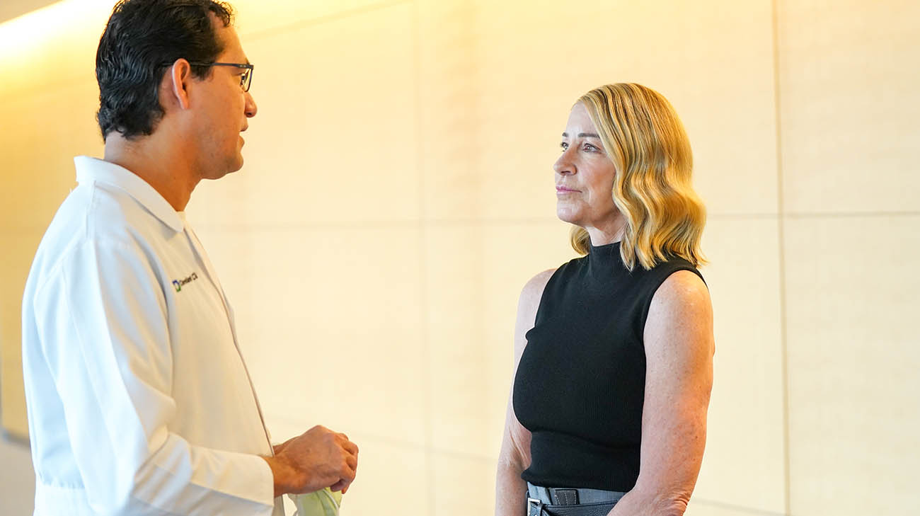 Chris Evert talking with gynecologic oncologist Joel Cardenas, MD, at Cleveland Clinic Weston Hospital. 