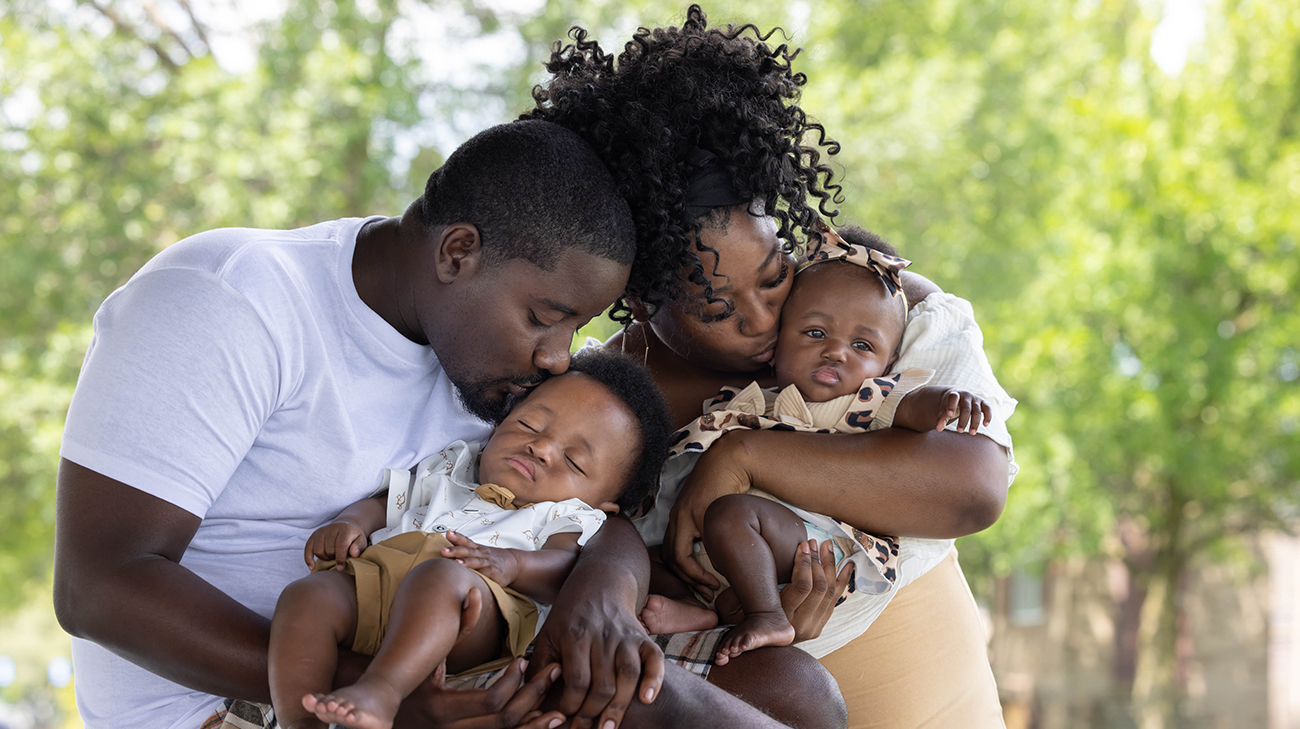 Portrait of Kimyah and DJ with their mom and dad.