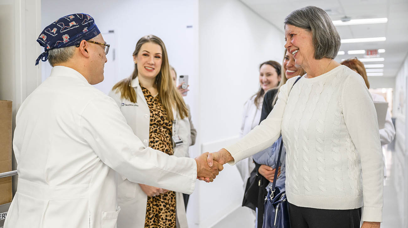 Laura greeting a cardiologist at Cleveland Clinic who cared for her when she had a severe case of COVID-19. 