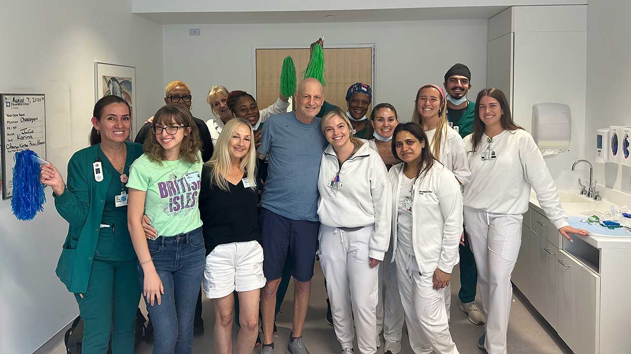 Dirk with his care team the day he rang the bell.